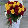 25 красных и желтых роз 60 см
